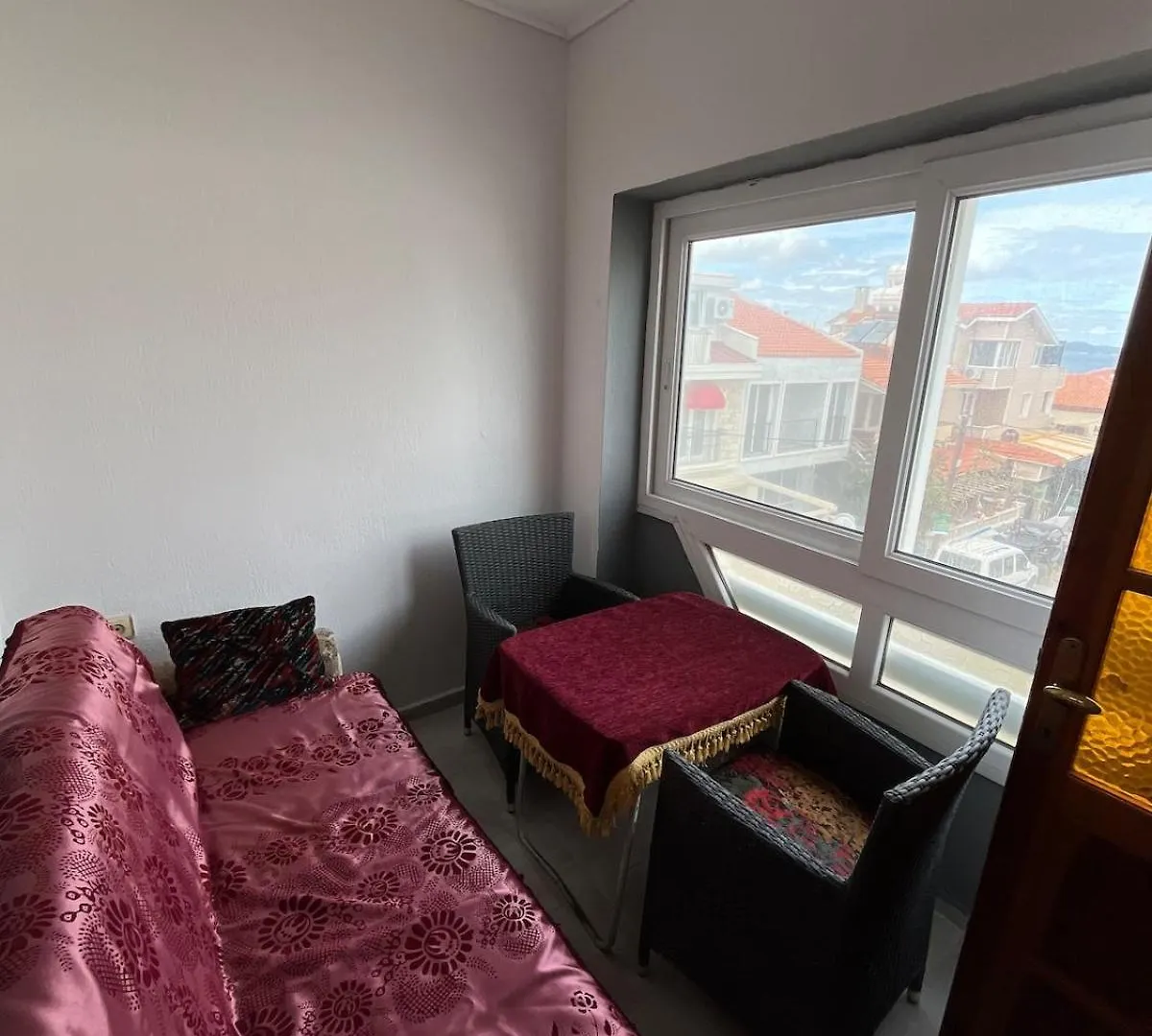 Five Bedroom Plus Living, Triplex Villa With Big Private Garden, Fifty Meters To Sea In Urla, Sleeps Twelve, Three Baths Turecko