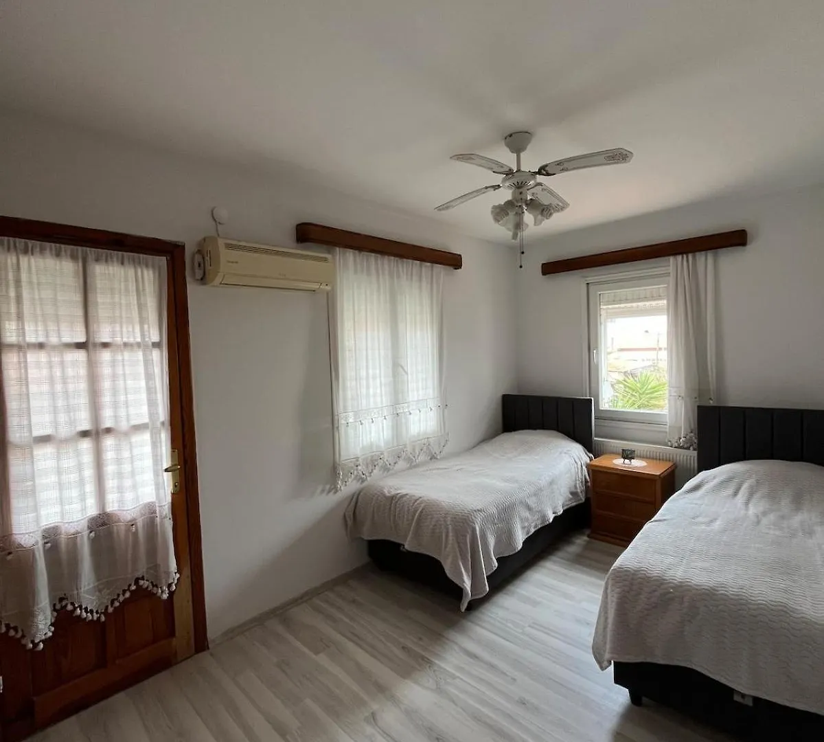Five Bedroom Plus Living, Triplex Villa With Big Private Garden, Fifty Meters To Sea In Urla, Sleeps Twelve, Three Baths Turecko